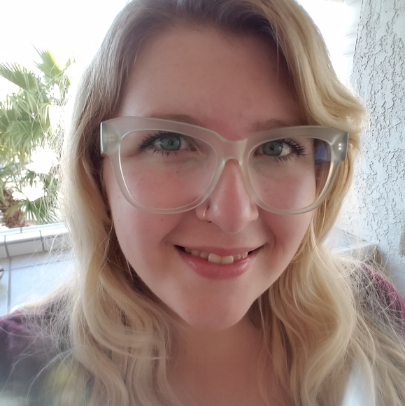 Meet your Posher, Cassandra - Picture 3 of 3